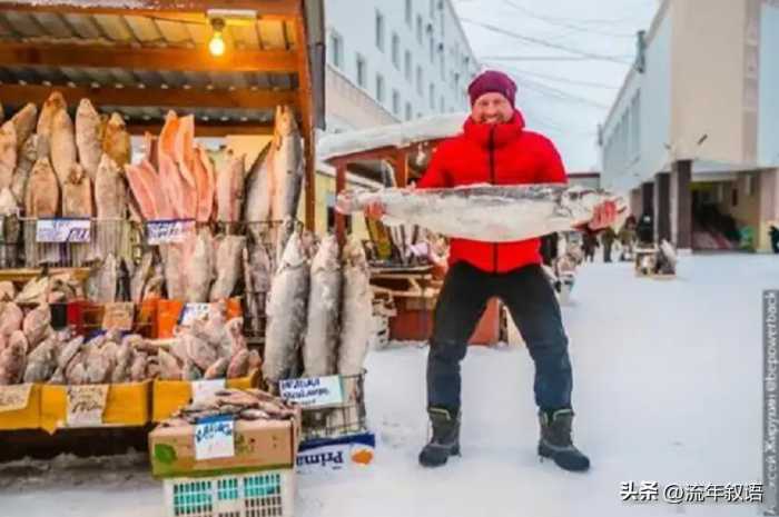 西伯利亚冬天有多可怕？屯粮千斤腌菜百罐，还得砍柴一个月