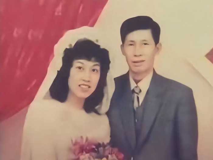 她是中国“变性第一人”，隐瞒身份嫁香港富商18年，如今怎样了？