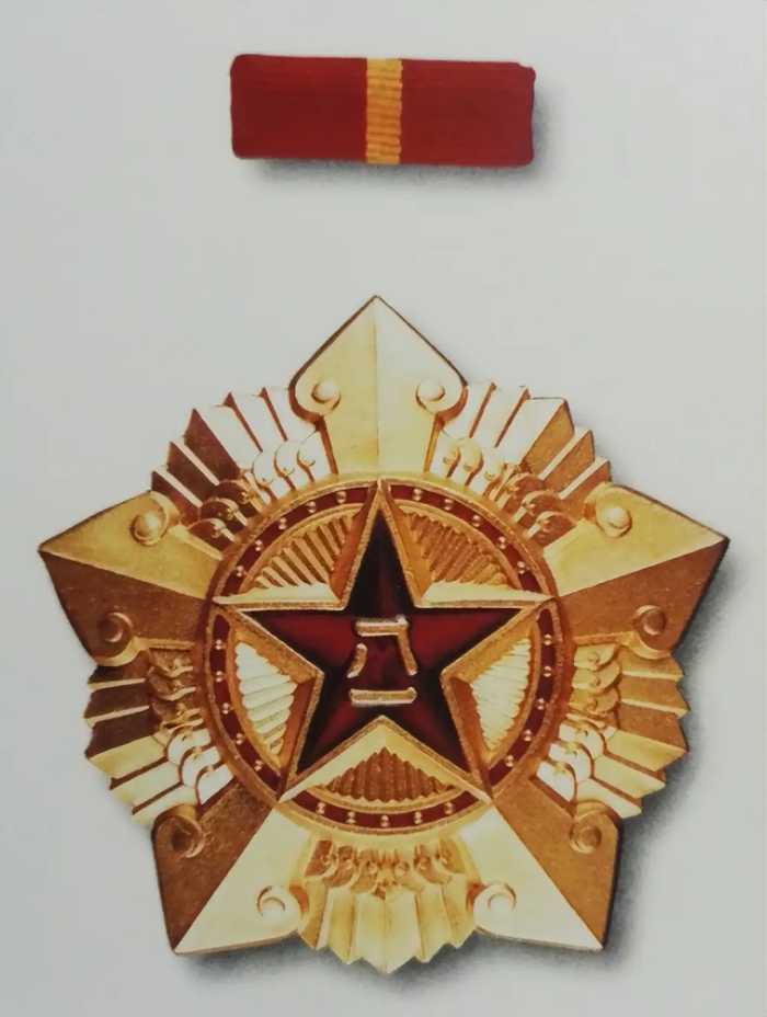 1956年，苏联列宁格勒举行了一场中国授衔仪式，聂荣臻为百人授衔
