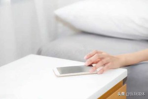 为什么说睡觉手机不要放床头？不是辐射，而是有3个坏处